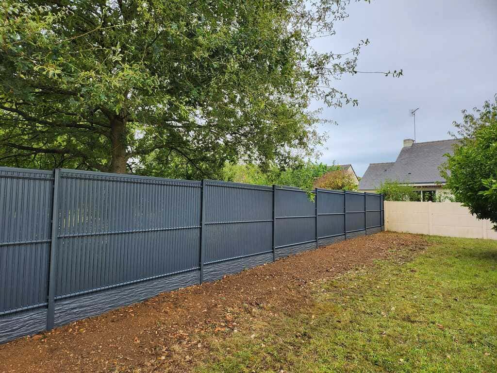 Clôture en grilles rigides avec occultants et soubassement béton effet ardoise à Blain - 2