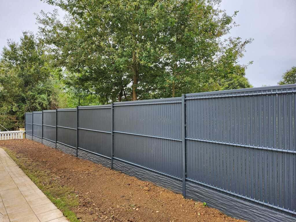 Clôture en grilles rigides avec occultants et soubassement béton effet ardoise à Blain - 3