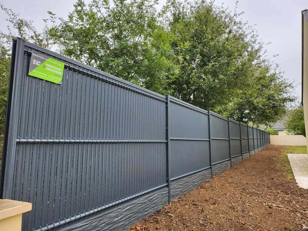 Clôture en grilles rigides avec occultants et soubassement béton effet ardoise à Blain - 4