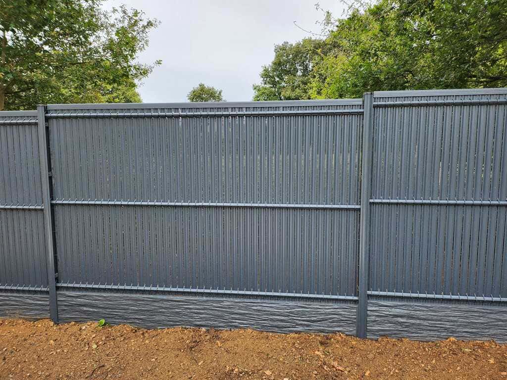 Clôture en grilles rigides avec occultants et soubassement béton effet ardoise à Blain