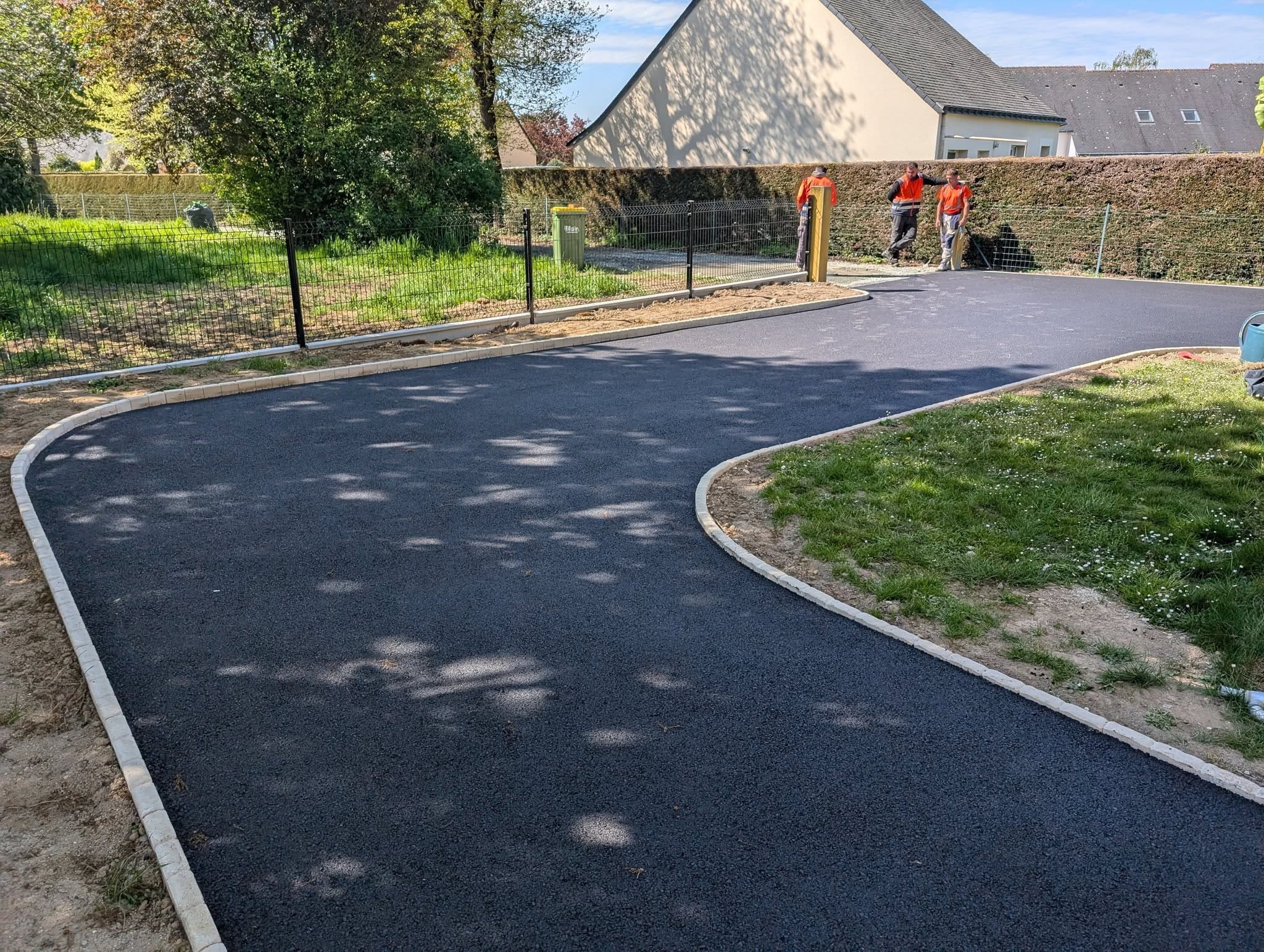 Cours en enrobé et clôture à La Chevallerais - 3