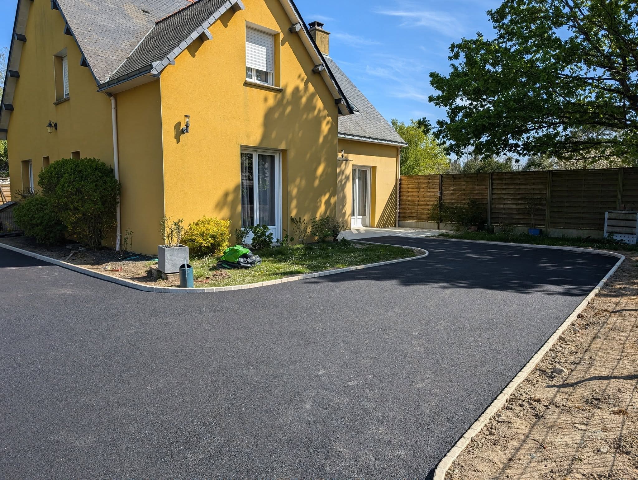 Cours en enrobé et clôture à La Chevallerais