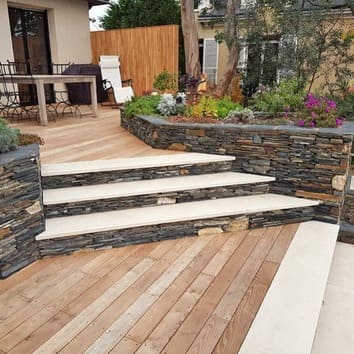 Terrasses en béton, pavés, dalles sur plots, grès cérame, pierre, bois ou composite. Terrasses & Créations aménage votre terrasse sur mesure en Loire-Atlantique (44). Devis gratuit.